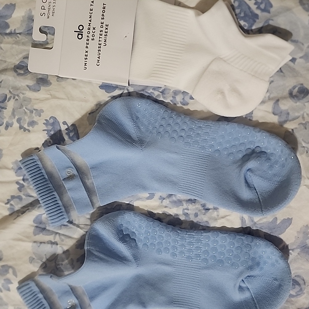 2 Pair Of Socks Alo Small (Seashell blue and white)